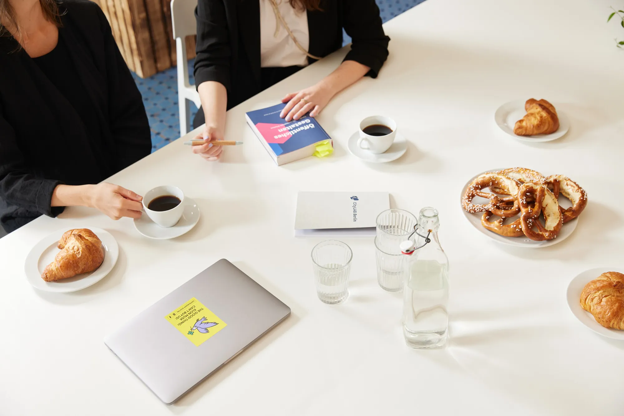 Frauen an einem Tisch sitzend